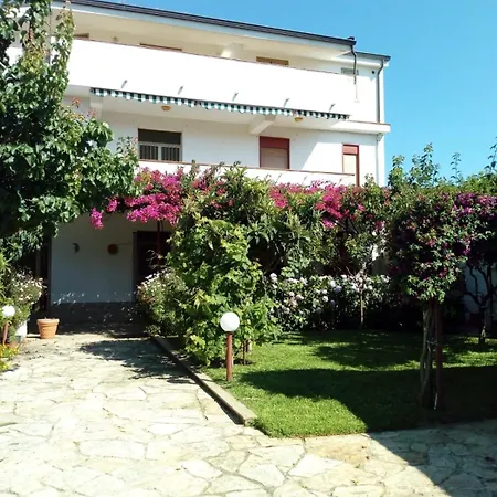 Eleonora Apartment *